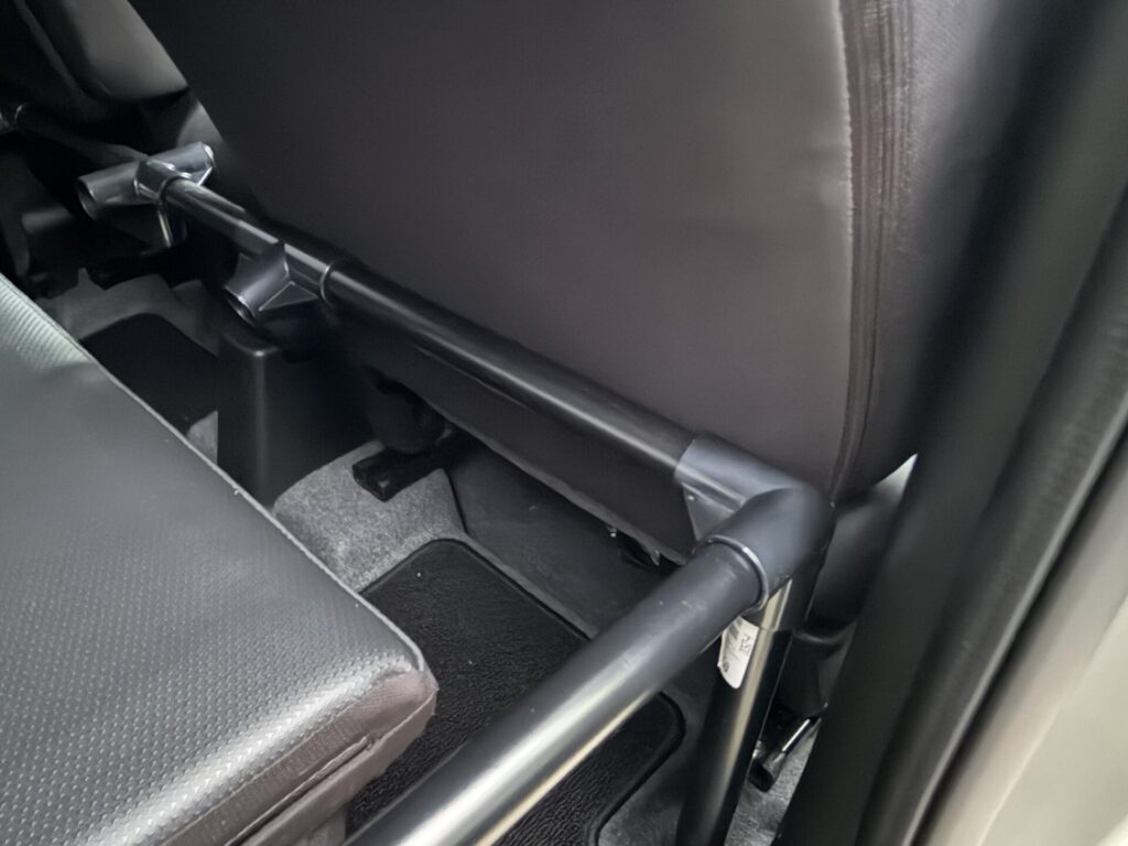 スペーシアベースの運転席後ろに設置したイレクターパイプの隙間