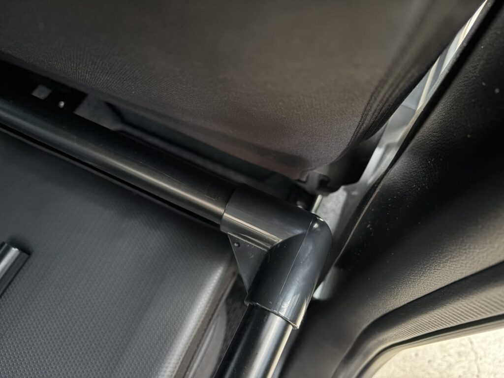 運転席とパイプの隙間