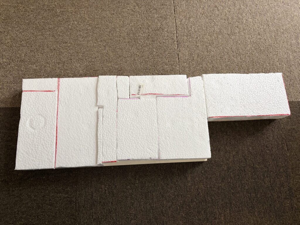 ベッドキットDIYで、材料不足のため発泡スチロールの端材を継ぎ接ぎして作ったパーツの土台