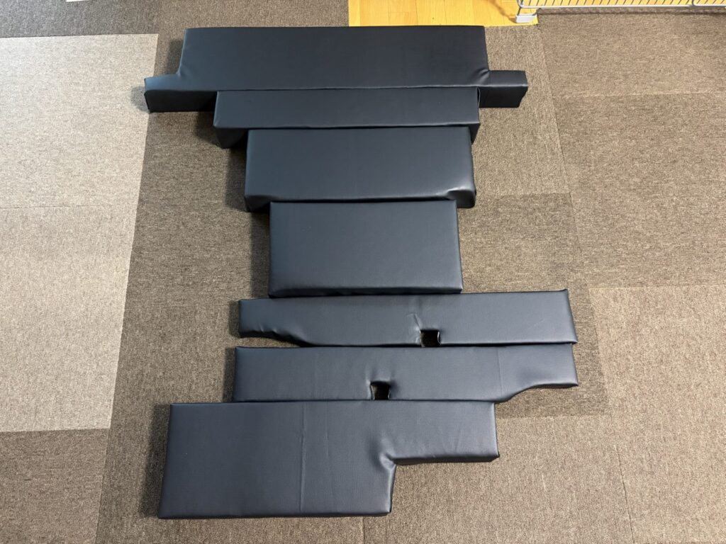 スペーシアベースの車中泊用ベッドキットに使う、完成した6つの隙間埋めクッションパーツ