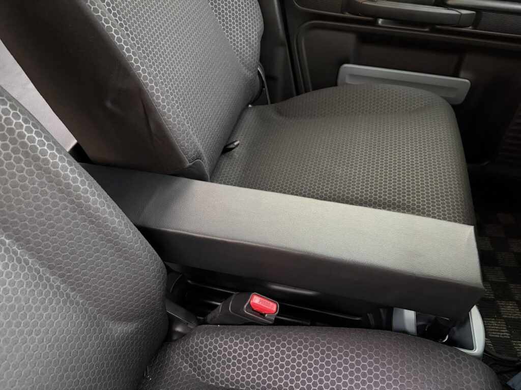 運転席と助手席の間に設置した愛犬の通り道兼アームレスト用自作クッション