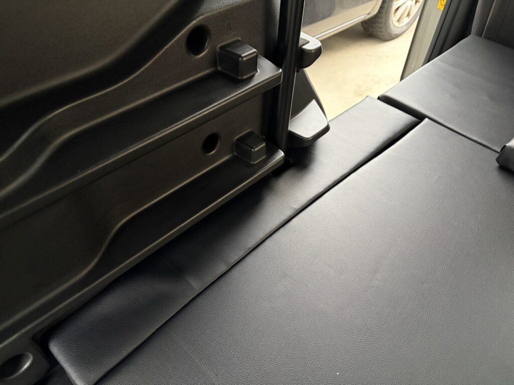 スペーシアベース荷室左側の内張りにぴったり収まった隙間埋めクッション