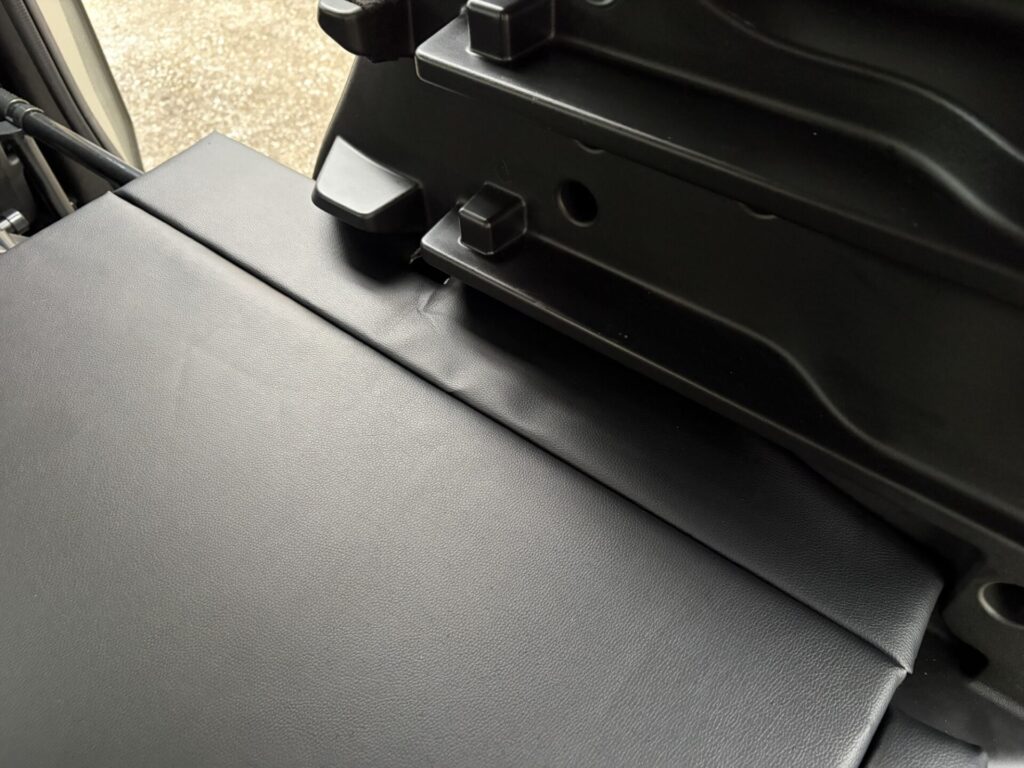 スペーシアベース荷室右側の内張りカーブに合わせた自作の隙間埋めクッション