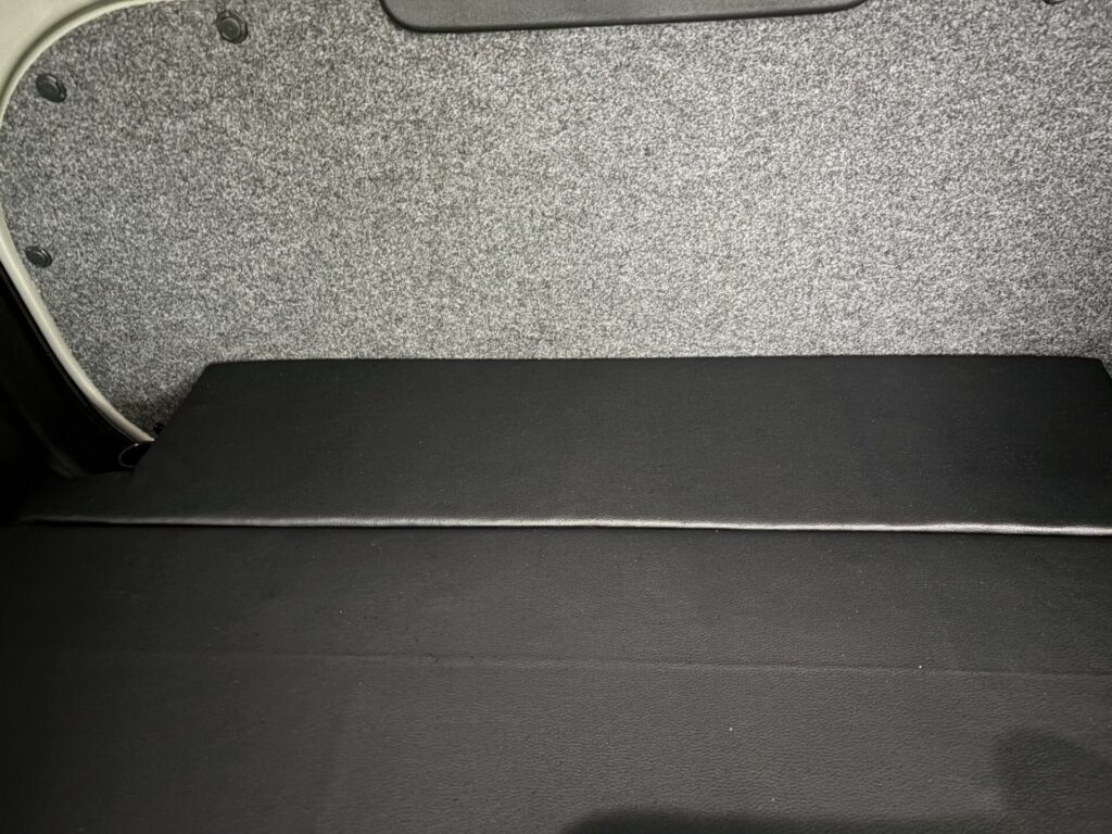 スペーシアベースのバックドアとマルチボードの隙間にジャストフィットした自作クッション