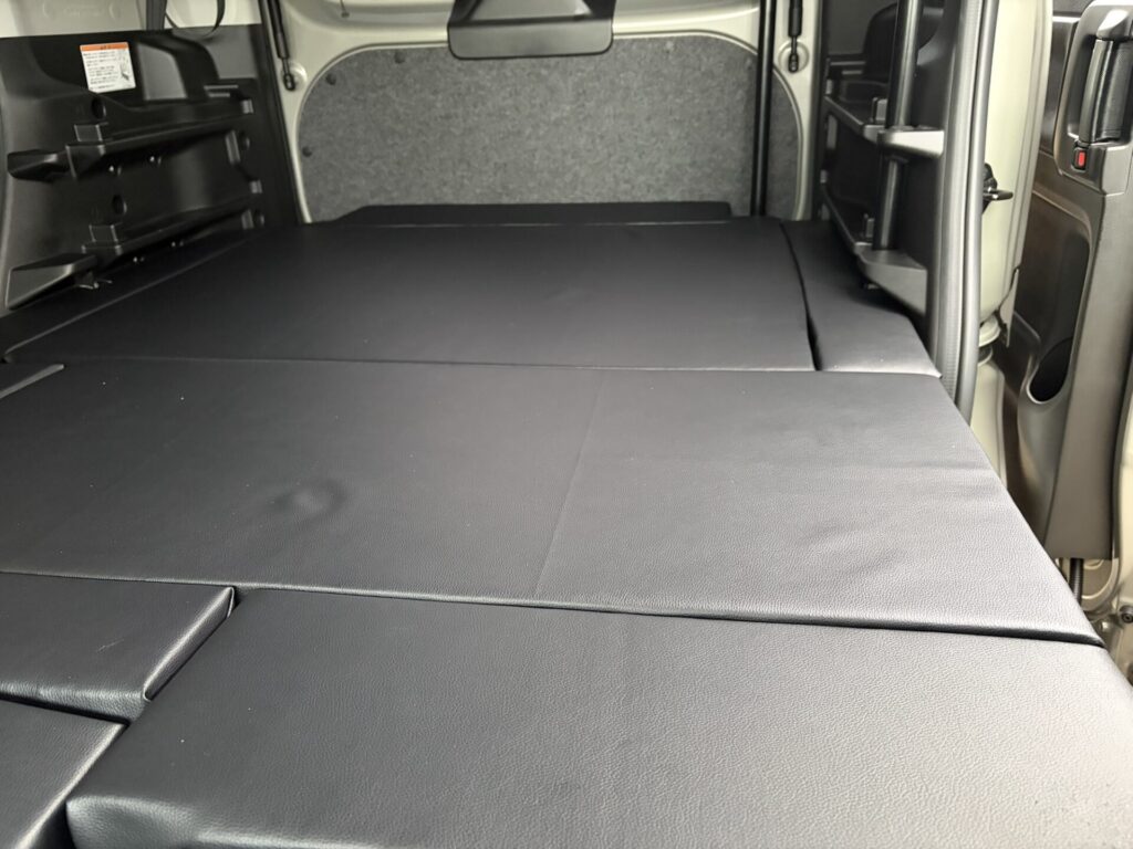 ローアングルで撮影した段差のないスペーシアベースの車中泊用フルフラットベッド