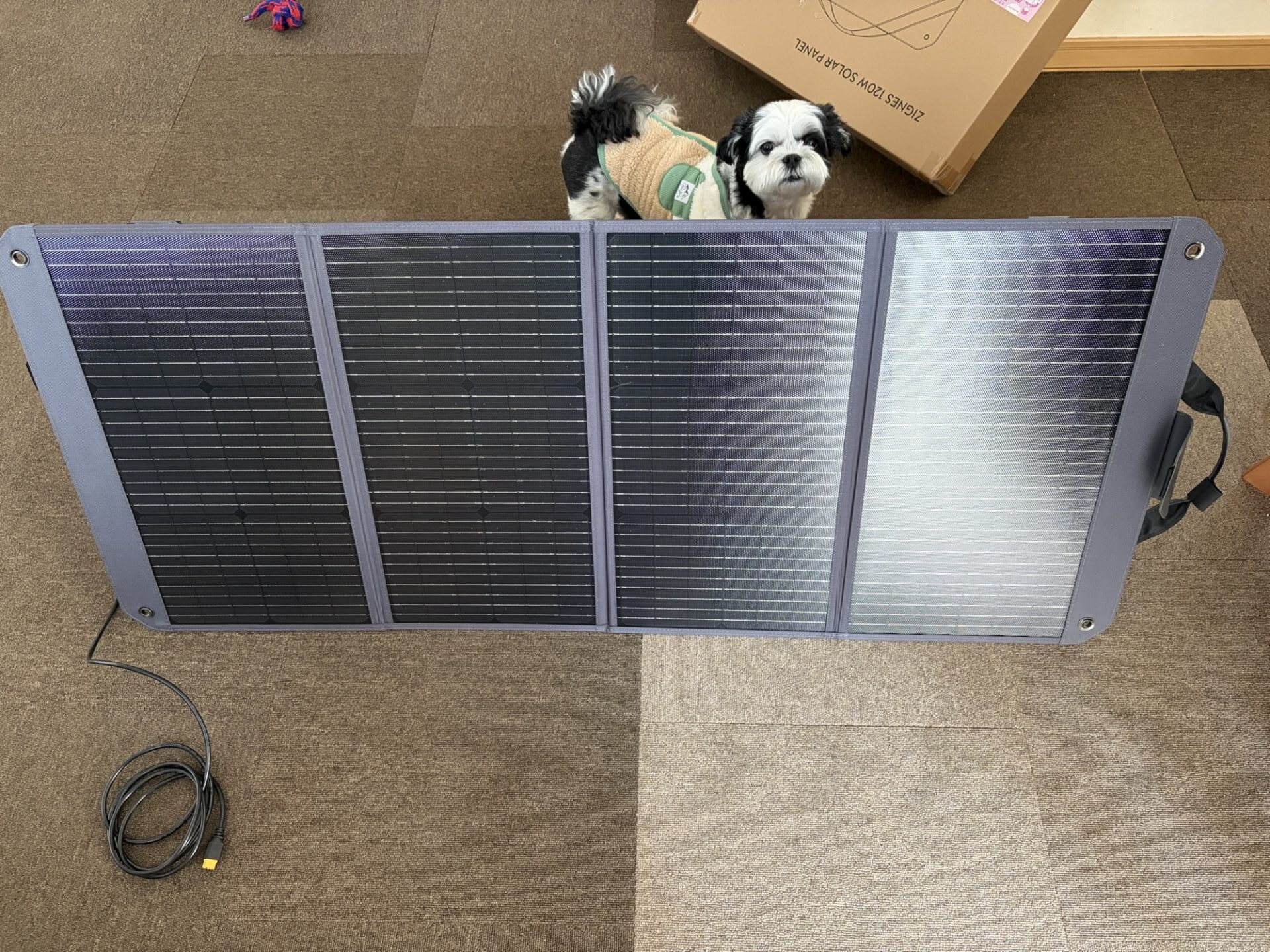 120Wの折りたたみ式ソーラーパネルを広げた様子