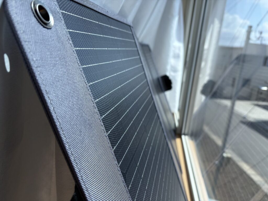 寝室の窓際で17W発電しているソーラーパネル