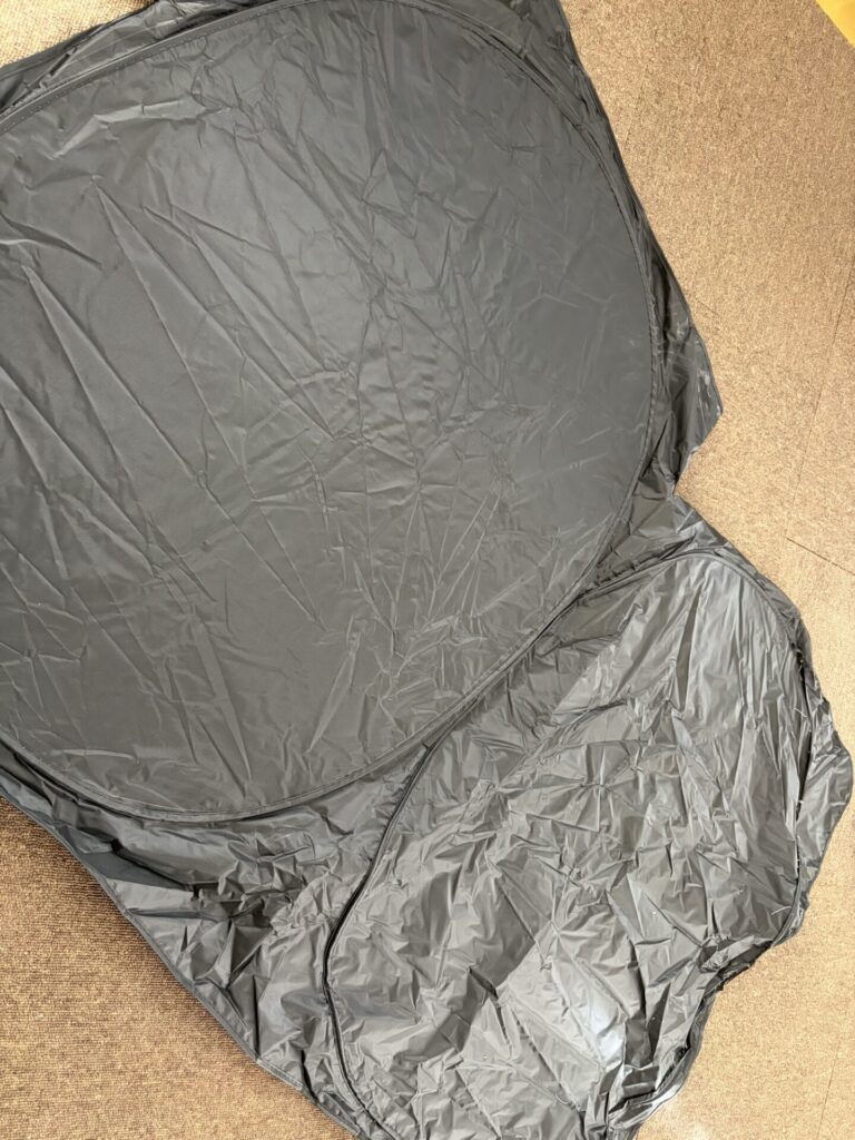 フロントガラス用に用意した、百均の特大サイズの黒いサンシェード(広げた状態)