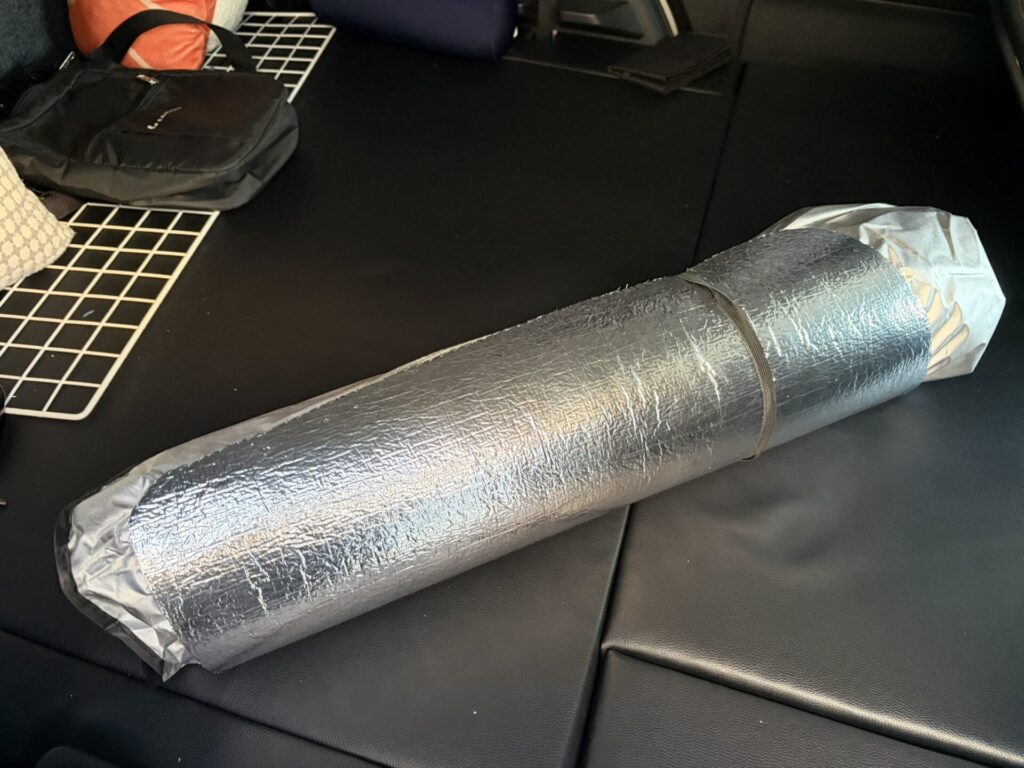 くるくるに撒いたフロントガラスのサンシェード