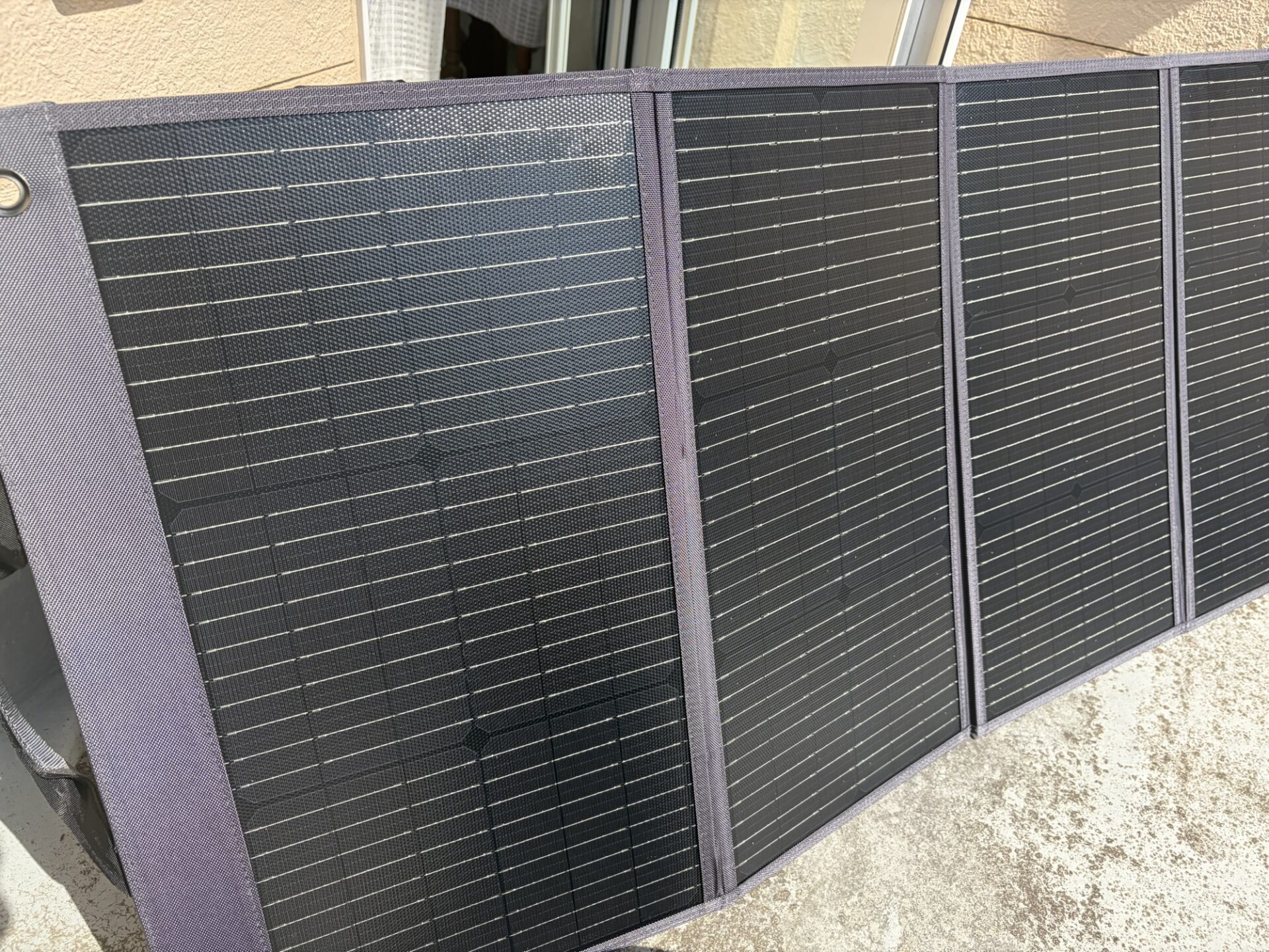 屋外の太陽光の下に展開した120W折りたたみ式ソーラーパネル