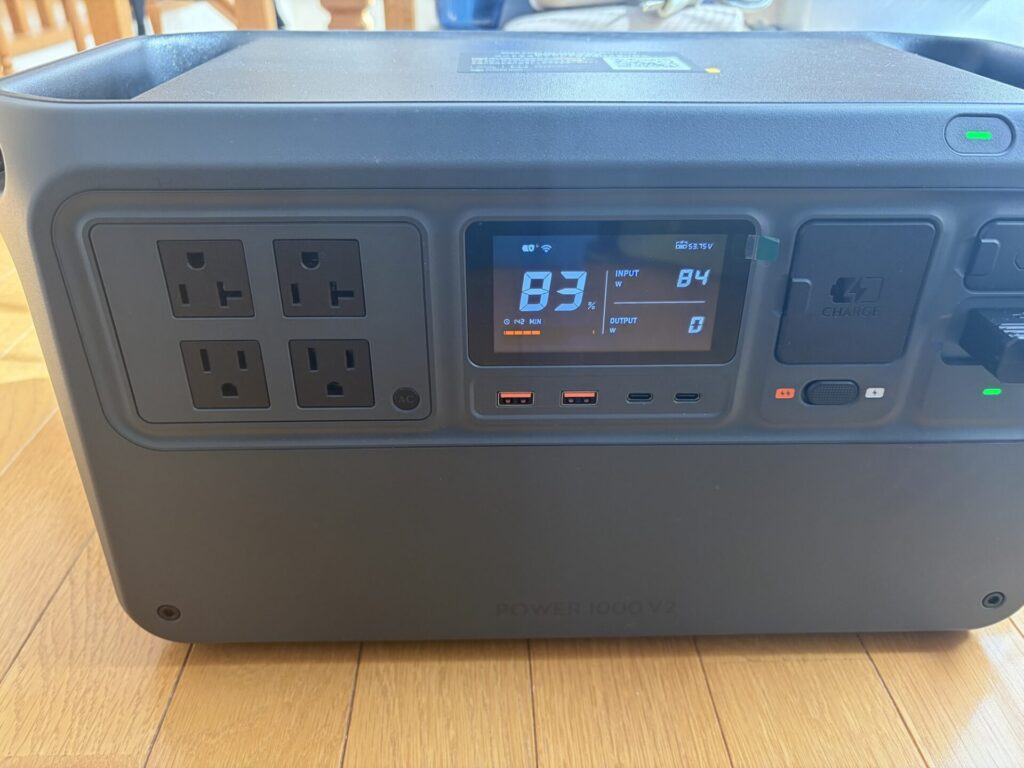 入力電力84Wを表示しているDJI Power 1000 V2の液晶ディスプレイ