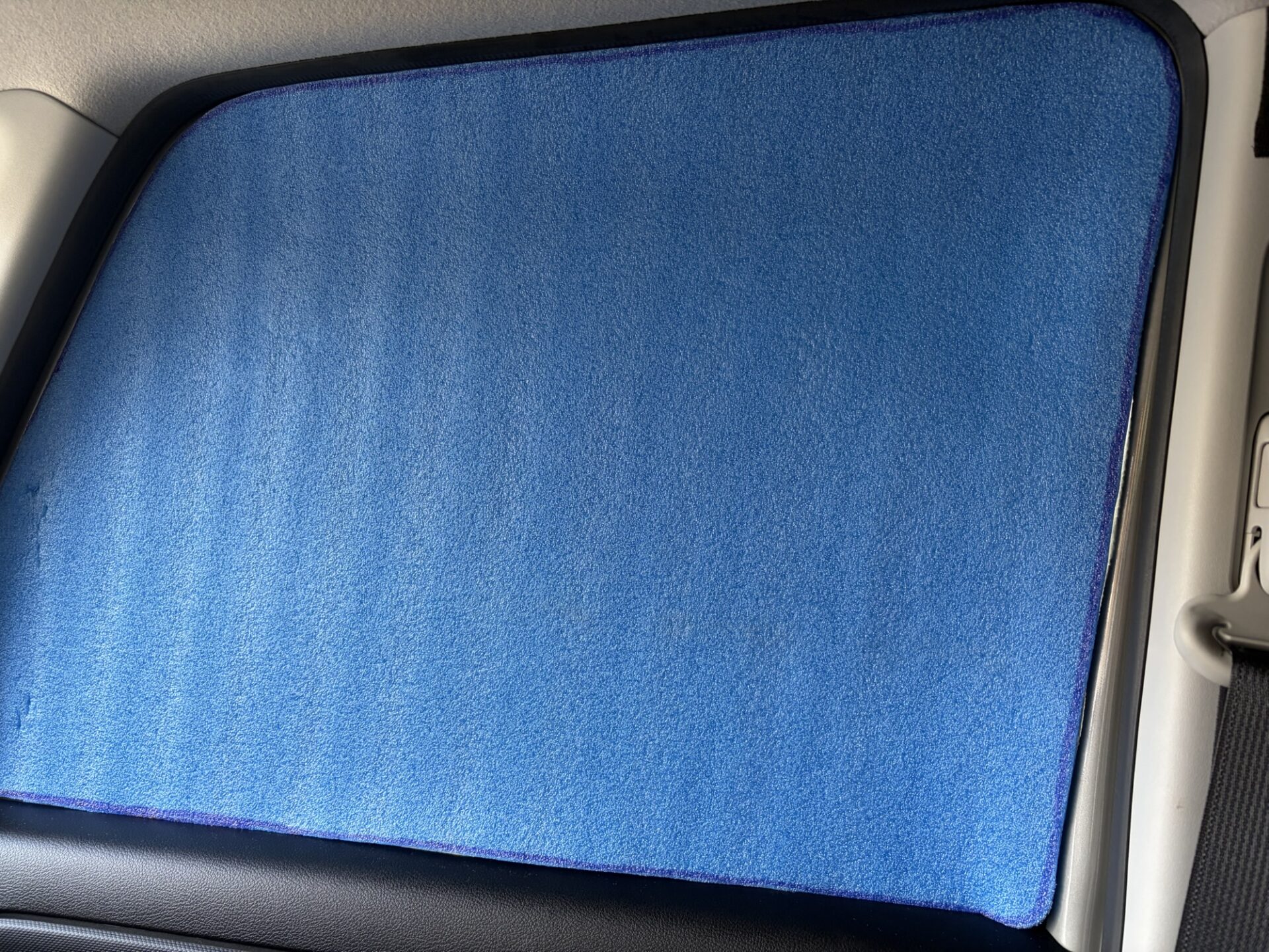 スペーシアベースの窓に、自作したレジャーマット製サンシェードをはめ込んだ様子