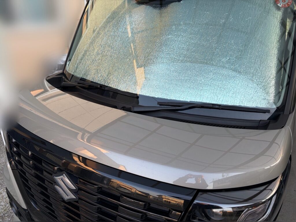 車の外から見た、スペーシアベースのフロントガラス全面を覆う自作の銀マット製サンシェード