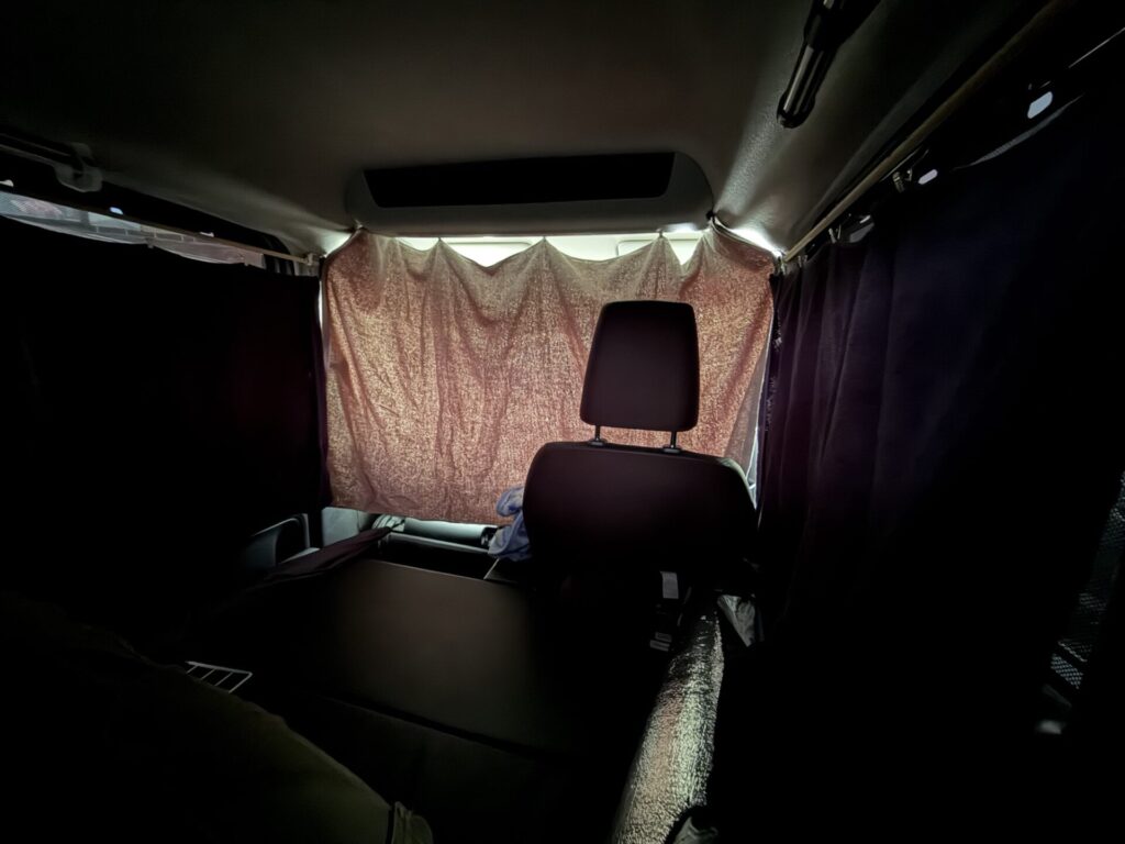バスタオルカーテンで車内が暗くなった様子。