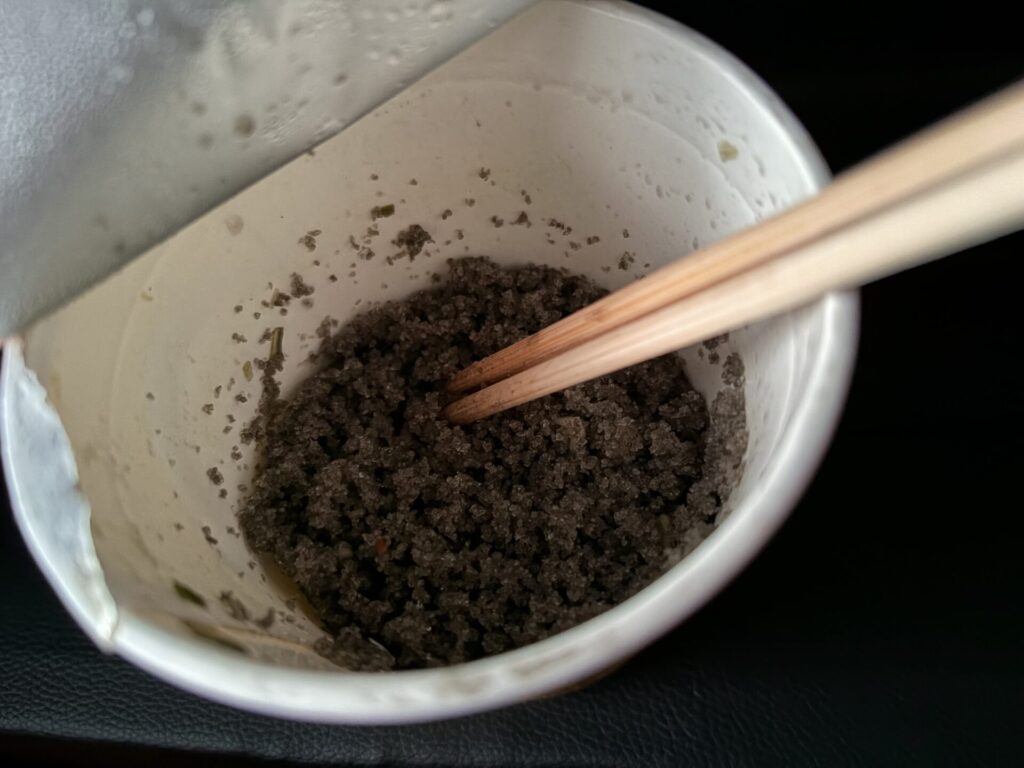 規定量オーバーのため、ゼリー状ではなく砂のようにもそもそに固まった残り汁