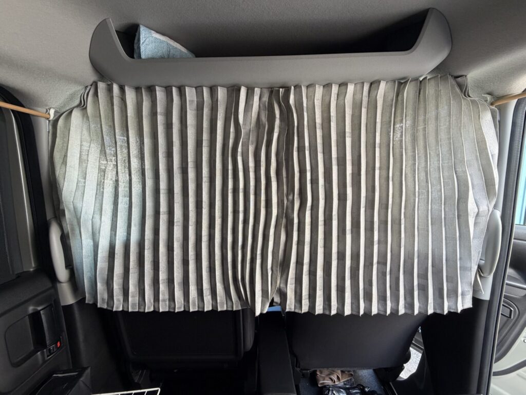 スペーシアベースの運転席と荷室の間（オーバーヘッドボックス下）に取り付けられた間仕切りカーテン