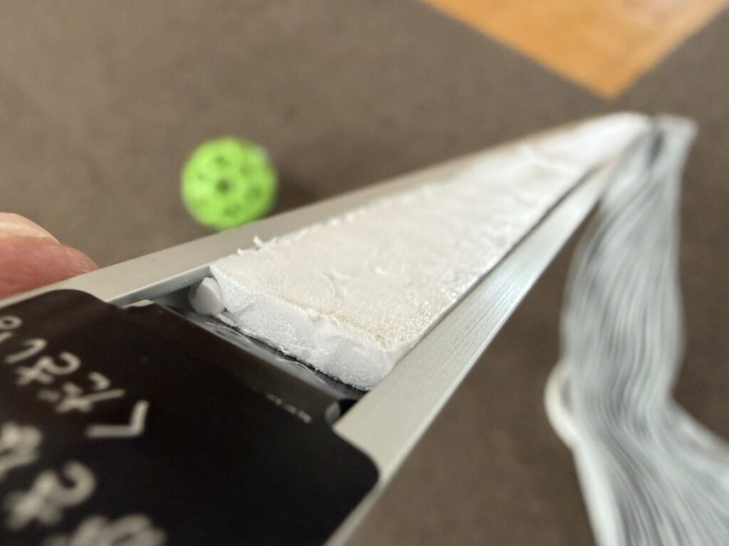 端材で裏面を平らにしたカーテンレール