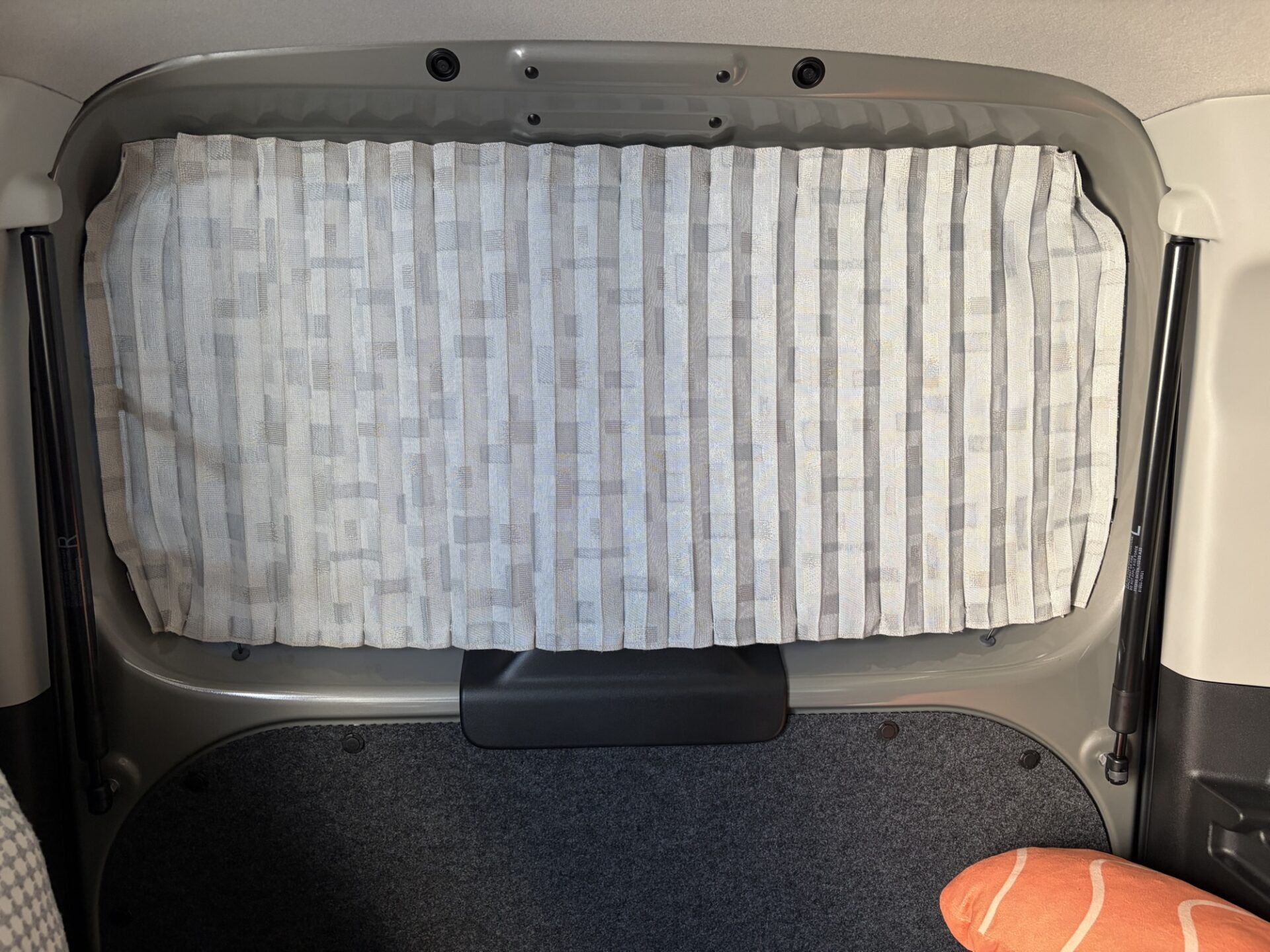 スペーシアベースのリアウィンドウ（バックドア）に隙間なく取り付けられたグレーのプリーツカーテン