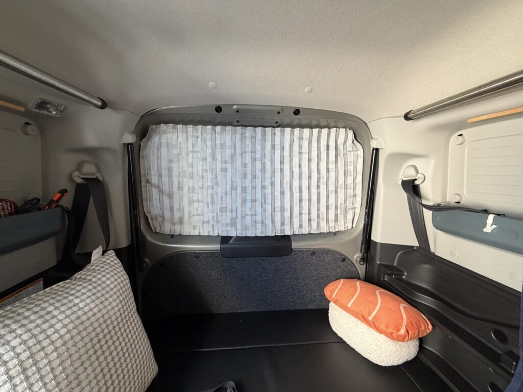 スペーシアベースのリアウィンドウ（バックドア）に取り付けられた、グレーのプリーツカーテン