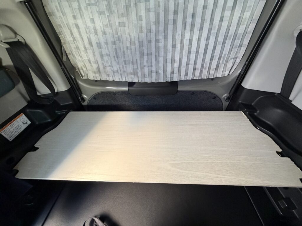 リメイクシートを貼る前の無垢の集成材を、スペーシアベースの荷室に仮置きした様子