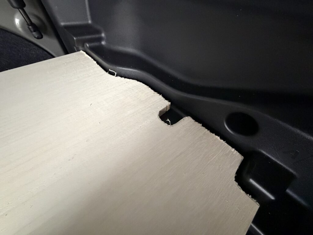 スペーシアベースの荷室の内装カーブに合わせてカットされた、テーブル用桐集成材のアップ