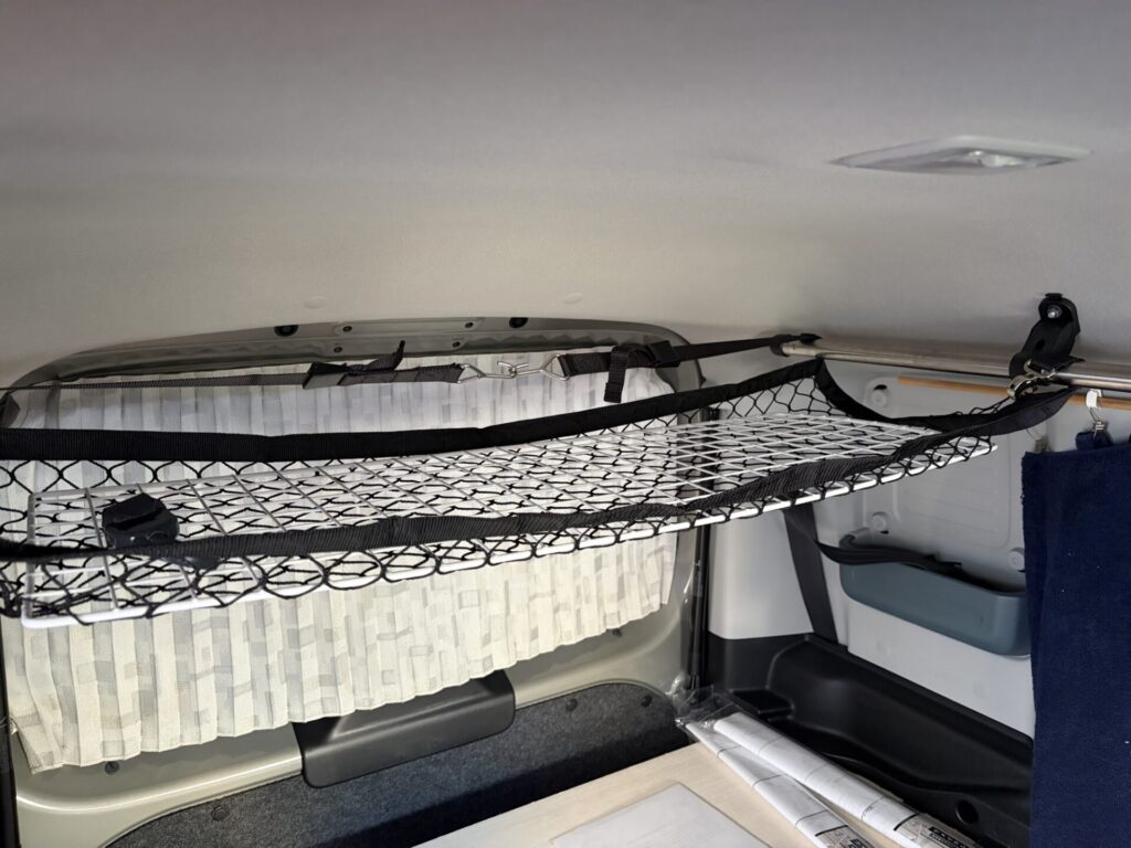 スペーシアベースの天井に設置された標準装備のネットを設置した様子