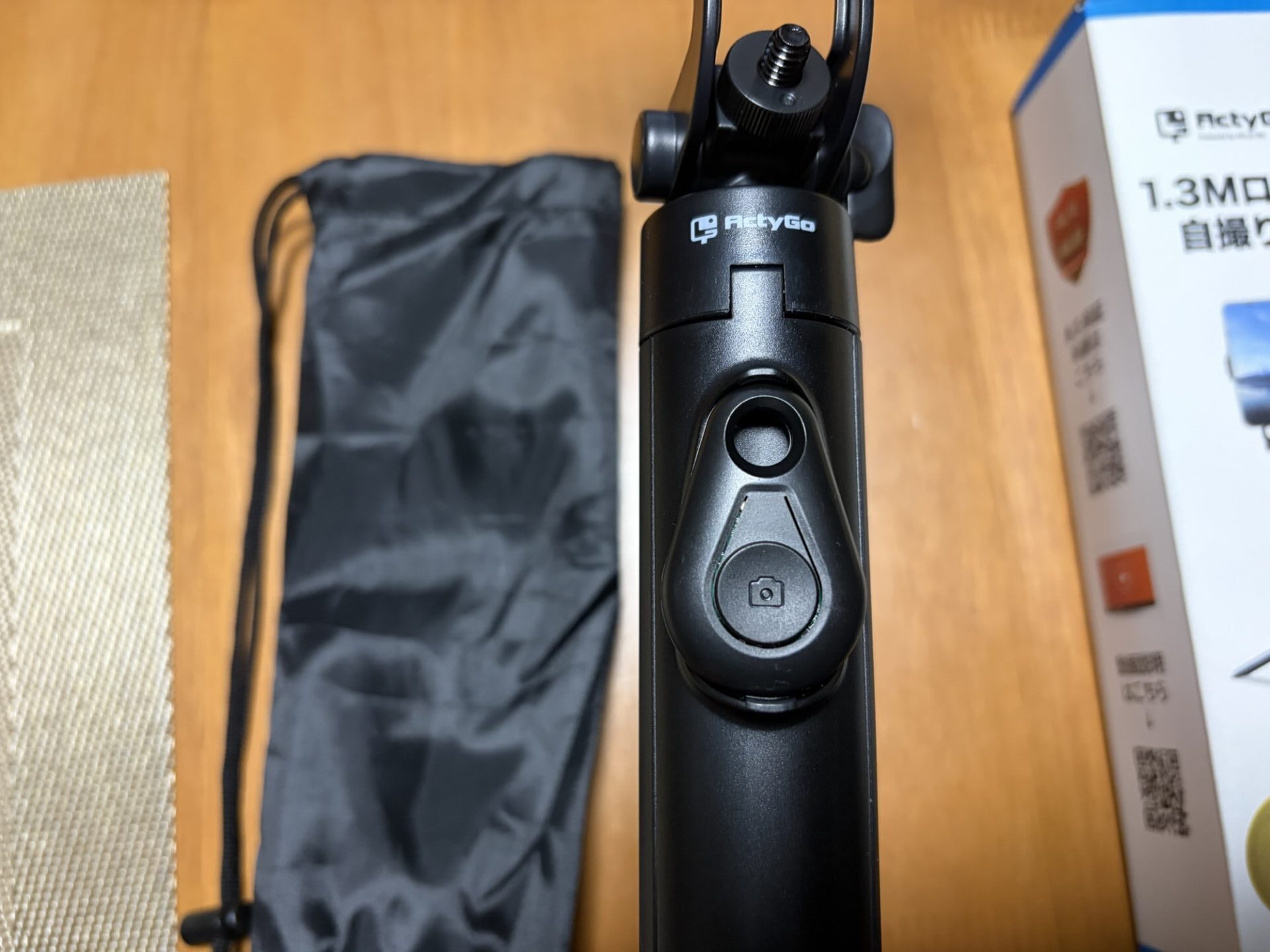 自撮り棒の手元（グリップ部分）に付いている、カメラマークのBluetoothシャッターボタン