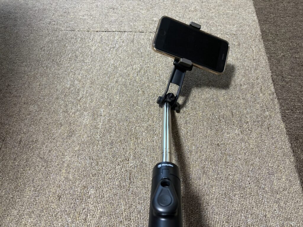 自撮り棒を伸ばした際、ロック機構がないためスマホの重みで少し左右に傾いている（回転している）状態
