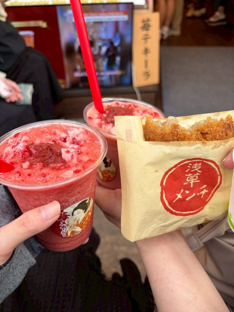 浅草で人気のイチゴスムージーとメンチカツ。