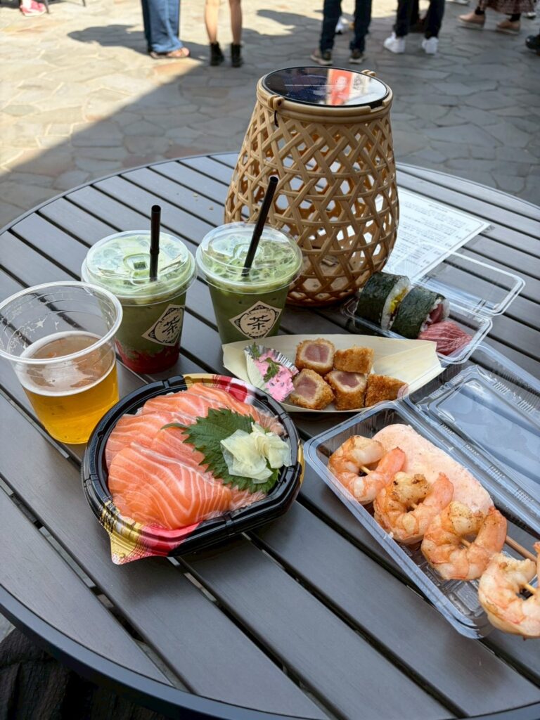 豊洲でテイクアウトした新鮮な刺身や海鮮丼の盛り合わせ