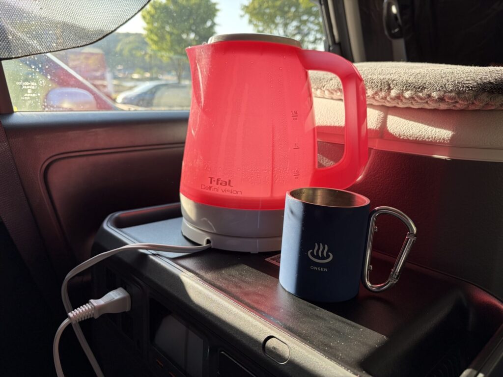 ポタ電の上に並べられたマグカップとケトル