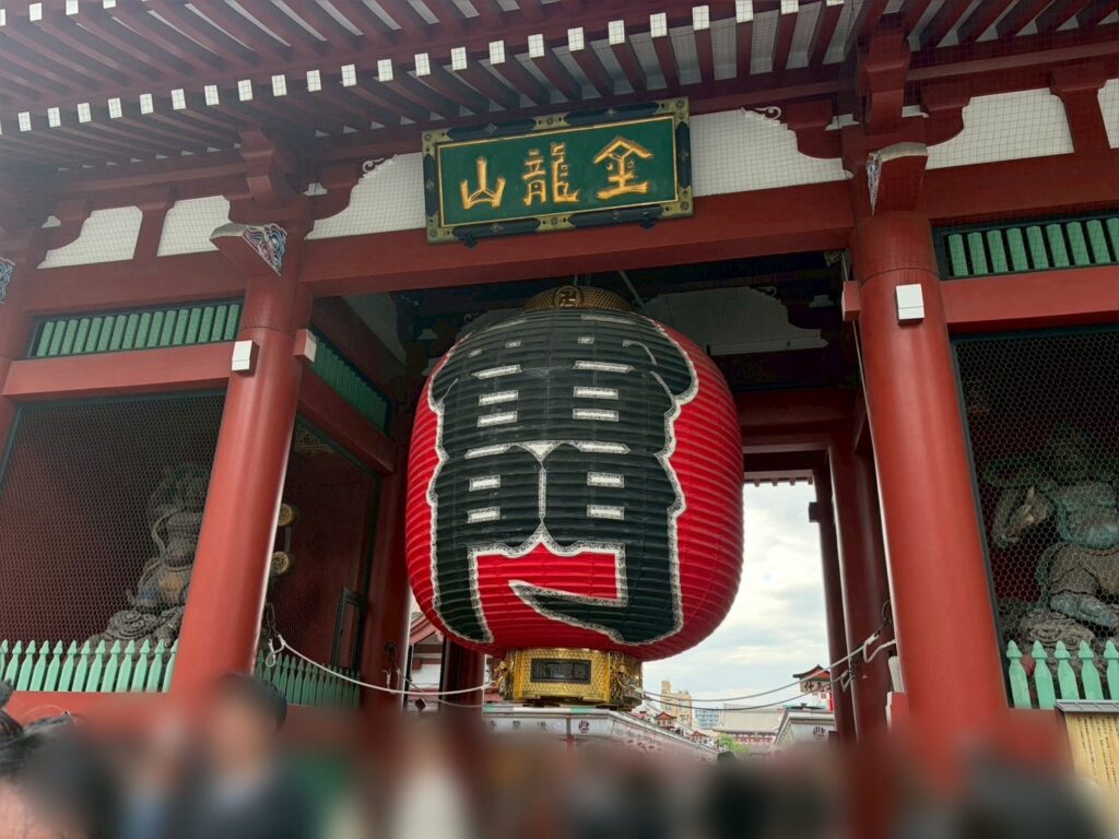 浅草寺の雷門と巨大な赤い提灯