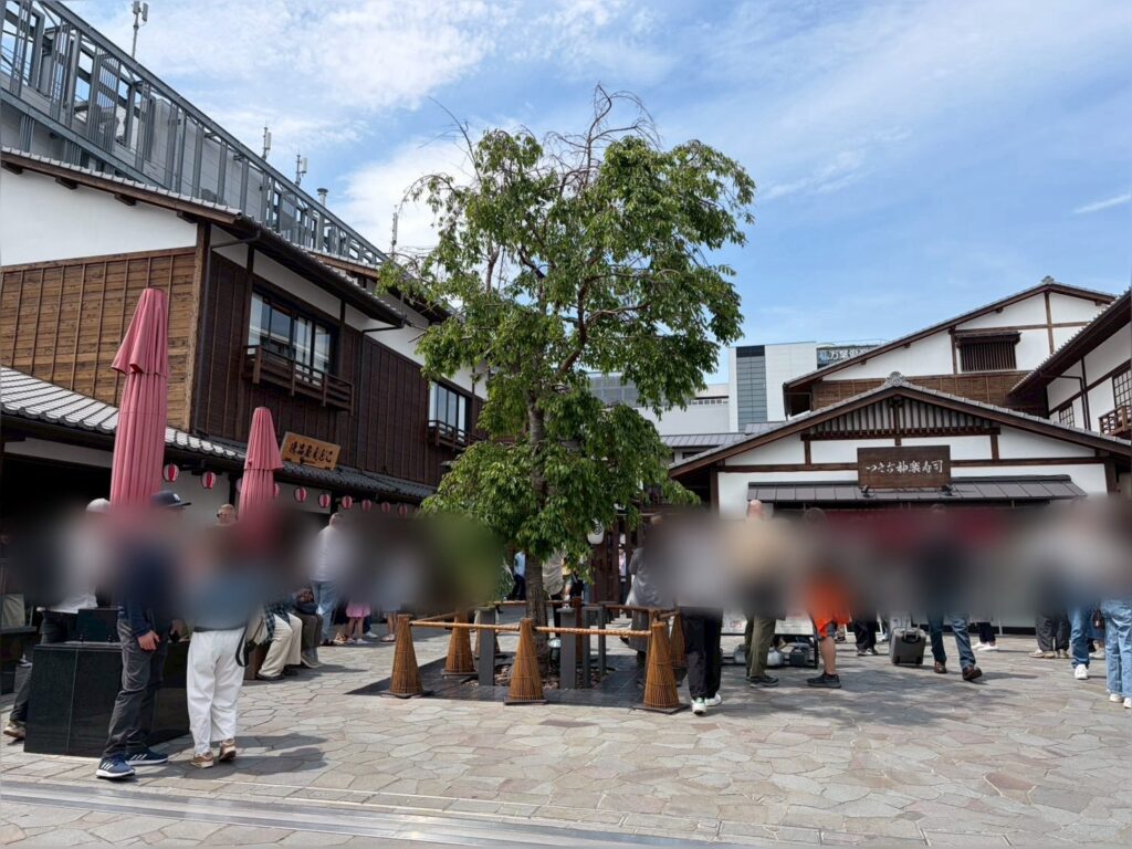 江戸の街並みを再現した豊洲千客万来の活気ある外観