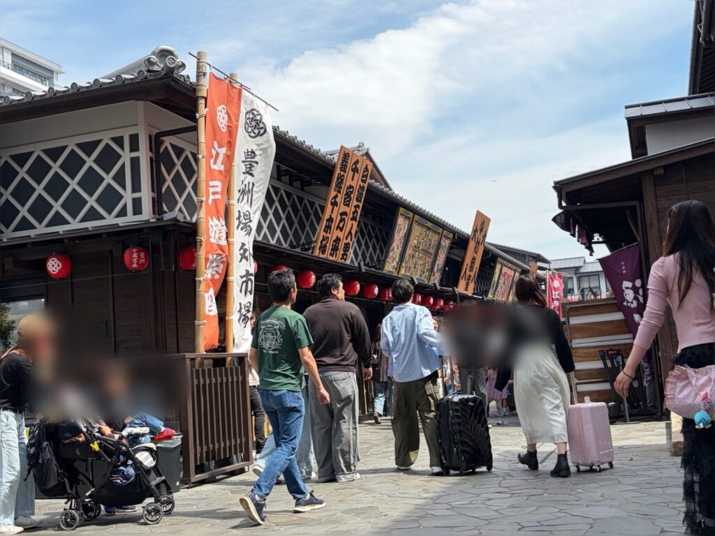 看板が街の雰囲気を盛り上げています。