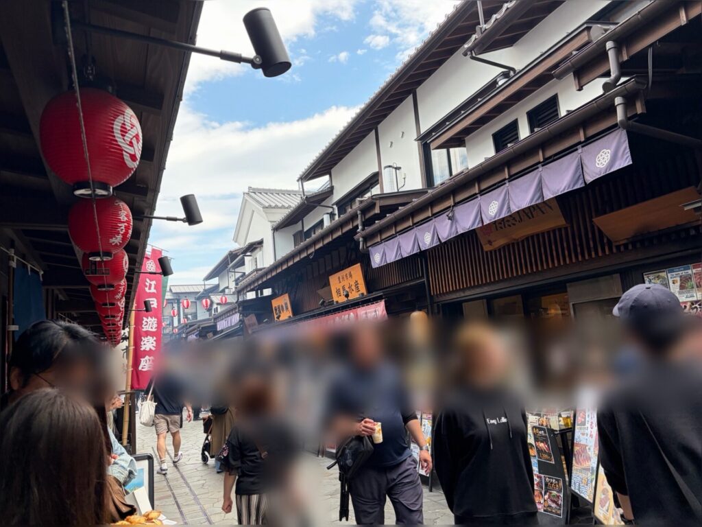 両脇に江戸の街並みを想起させるテンポが立ち並びます。