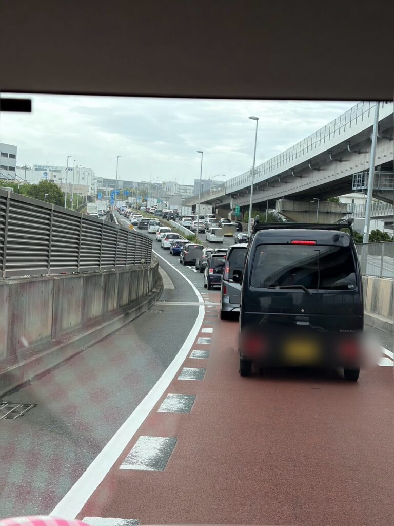  GWの渋滞にはまるスペーシアベースの車窓
