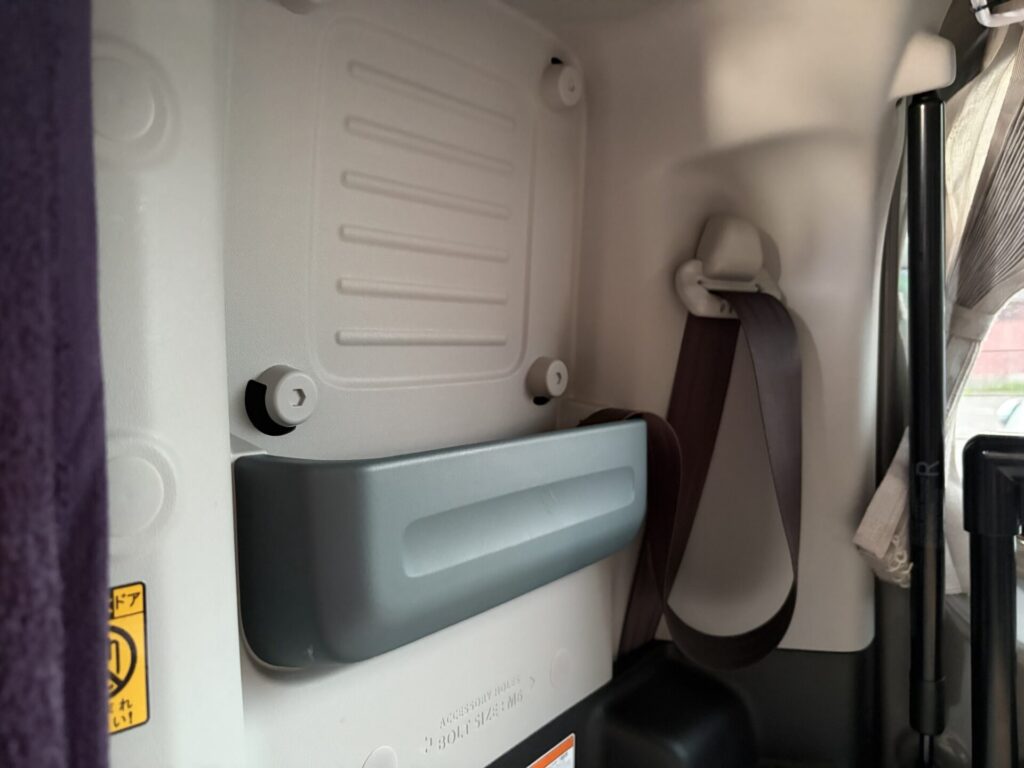 DIYした車内テーブルの端の部分