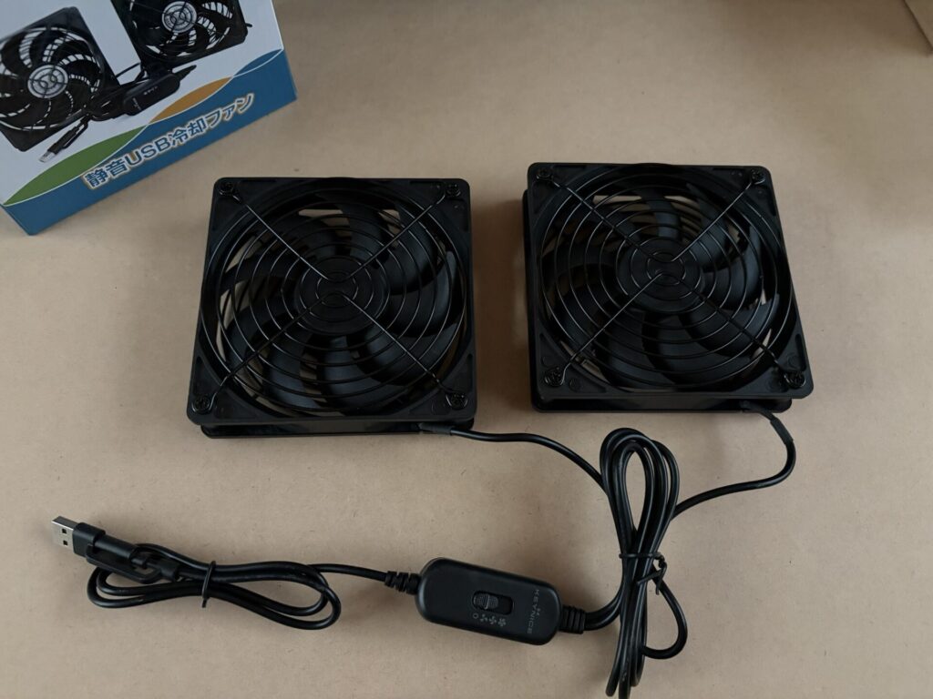 箱から出したKEYNICEの黒い2連静音USB冷却ファンと風量調節スイッチ付きのケーブル