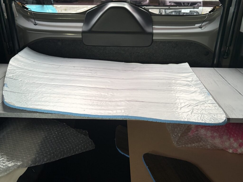 銀マットの巻き癖によって、角や全体が内側にクルッと反り返ってしまった自作の車中泊用サンシェード