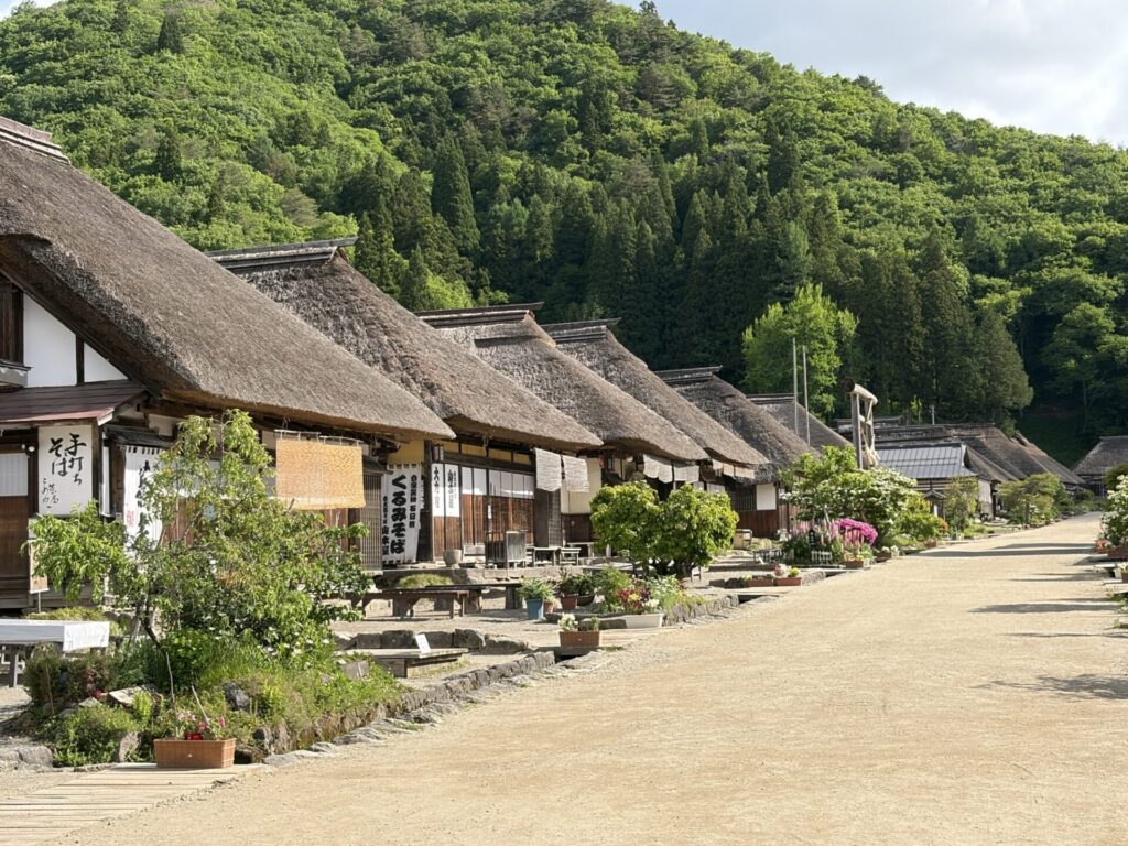 人もまばらな早朝の大内宿。美しい緑と茅葺き屋根がどこまでも続く贅沢な景色です。