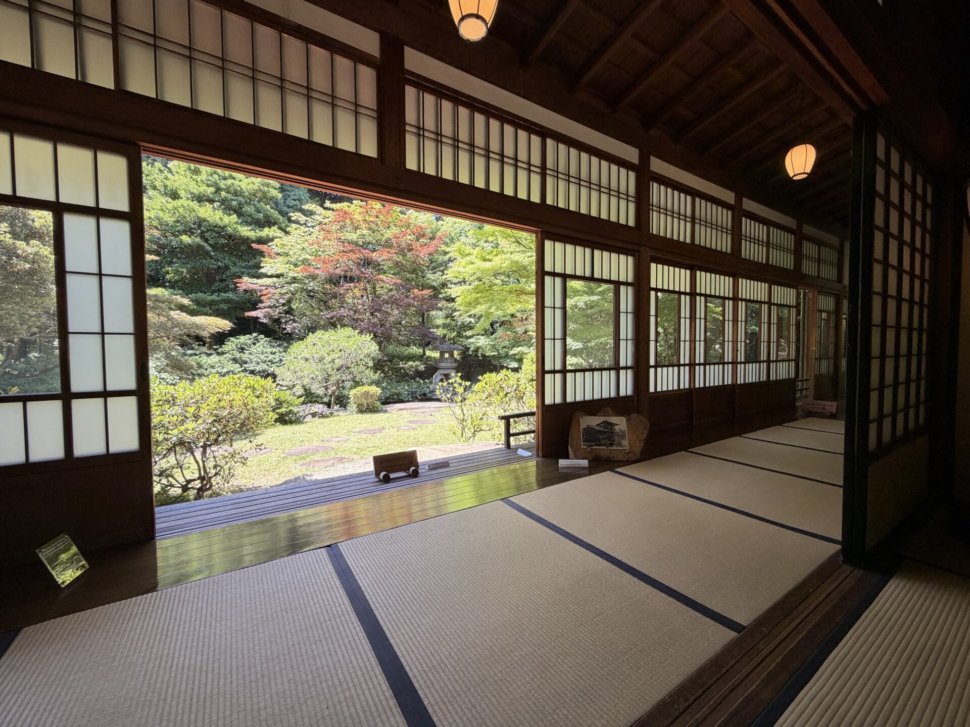 旧前田家本邸（洋館）の重厚な大階段と赤絨毯。ドラマや推理小説の舞台のようなレトロ建築