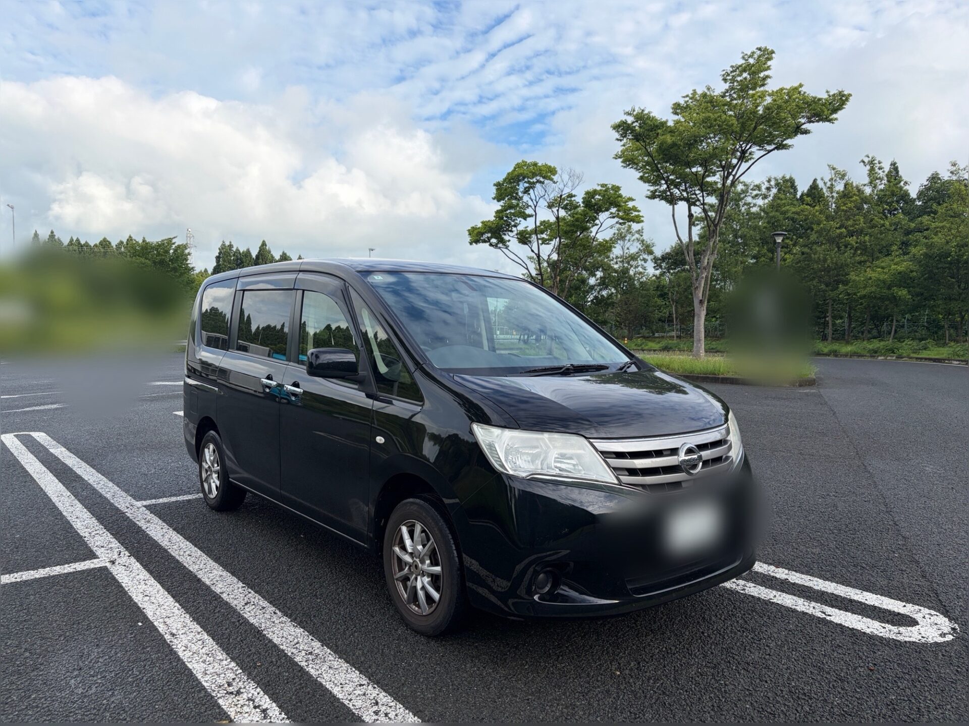 約10年間愛用した黒の日産セレナの外観写真