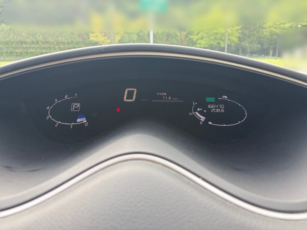 走行距離166,470kmを表示している日産セレナのスピードメーター